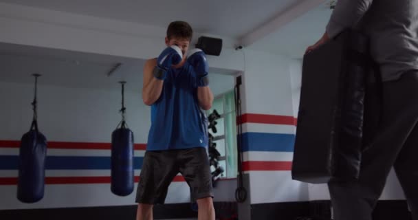 Främre Bild Vit Man Kickboxare Öva Spark Mot Pad Som — Stockvideo