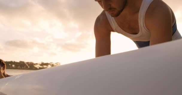 Vista Frontal Cerca Remo Masculino Caucásico Pie Embarcadero Preparando Barco — Vídeos de Stock