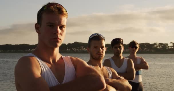 Vue Latérale Quatre Rameurs Blancs Debout Rang Sur Une Jetée — Video