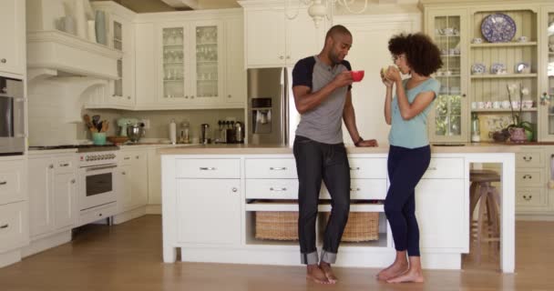 Vue Face Couple Mixte Profitant Temps Passé Ensemble Dans Appartement — Video