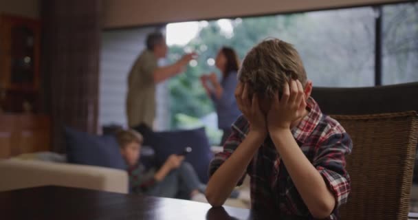 Vorderansicht Eines Kaukasischen Jungen Hause Wohnzimmer Sitzend Einem Tisch Vordergrund — Stockvideo