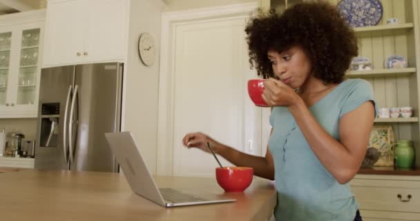 Zijaanzicht Van Een Gemengde Ras Vrouw Genieten Van Haar Tijd — Stockvideo