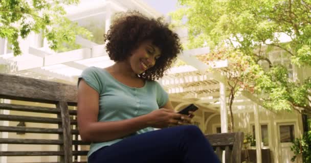 Vista Frontal Una Mujer Raza Mixta Disfrutando Tiempo Jardín Sentada — Vídeo de stock