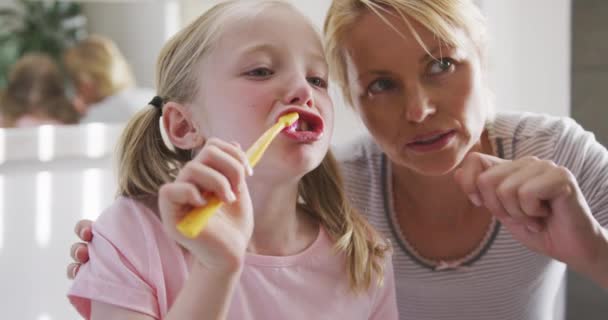 Felice Donna Caucasica Godendo Del Tempo Famiglia Con Figlia Casa — Video Stock