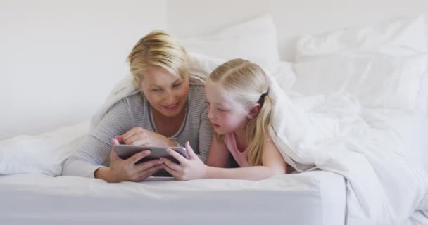 Mulher Caucasiana Feliz Desfrutando Tempo Família Com Sua Filha Casa — Vídeo de Stock