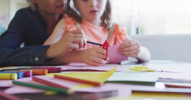 Heureuse Femme Caucasienne Profitant Temps Famille Avec Fille Maison Ensemble — Video