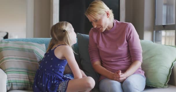 Mutlu Beyaz Bir Kadın Kızıyla Birlikte Evde Vakit Geçiriyor Oturma — Stok video