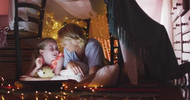 Šťastná Běloška Užívá Rodinného Času Svou Dcerou Doma Usmívá Mluví — Stock video