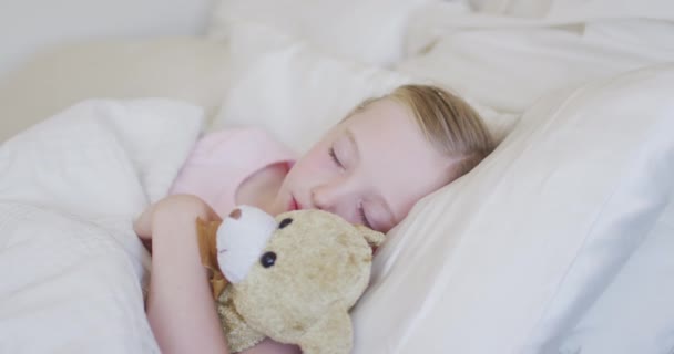 Szczęśliwa Biała Dziewczyna Ciesząca Się Wolnym Czasem Domu Śpiąca Łóżku — Wideo stockowe