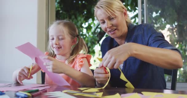 Mujer Caucásica Feliz Disfrutando Tiempo Familia Con Hija Casa Juntos — Vídeos de Stock