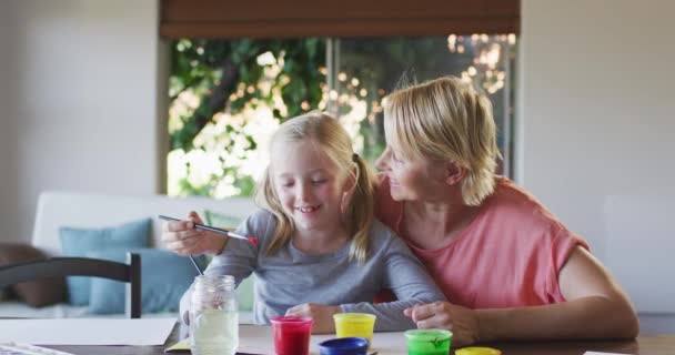 Gelukkig Blank Vrouw Genieten Van Familie Tijd Met Haar Dochter — Stockvideo