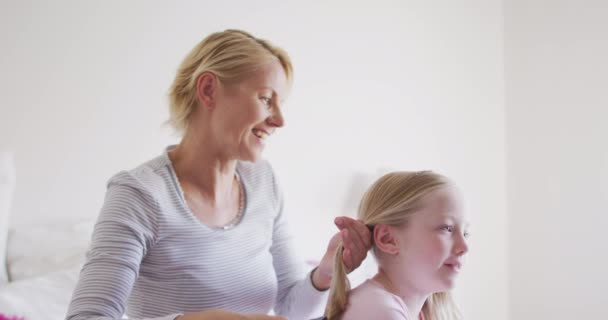 Kafkasyalı Mutlu Bir Kadın Kızıyla Birlikte Evde Vakit Geçiriyor Saçını — Stok video