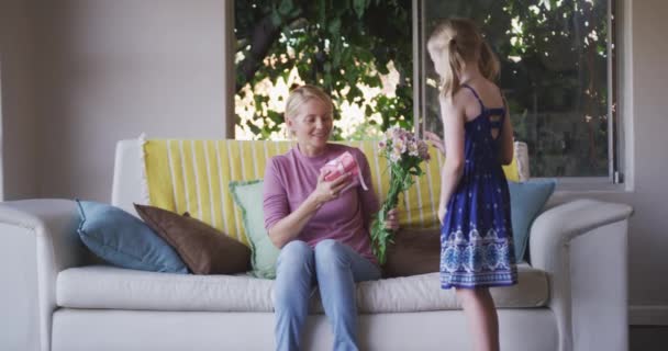 Mujer Feliz Disfrutando Del Tiempo Con Hija Casa Juntos Madre — Vídeos de Stock