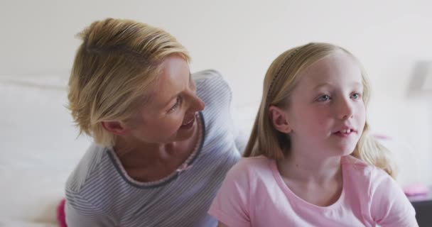 快乐的白人女人和女儿一起在家里享受家庭时光 在卧室里微笑 在隔离中与他人保持距离和自我隔离 动作缓慢 — 图库视频影像