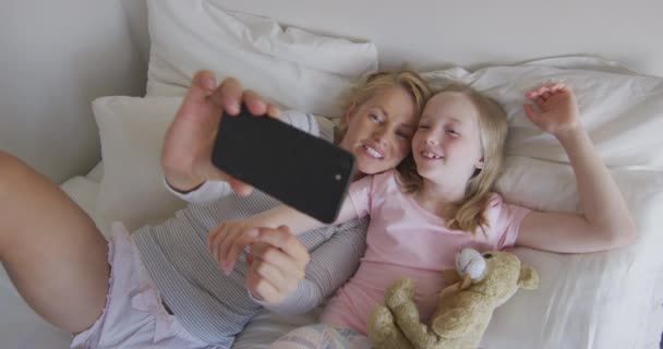 Mulher Caucasiana Feliz Desfrutando Tempo Família Com Sua Filha Casa — Vídeo de Stock