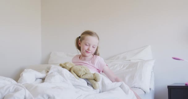 Menina Caucasiana Feliz Desfrutando Tempo Livre Casa Acordando Sua Cama — Vídeo de Stock