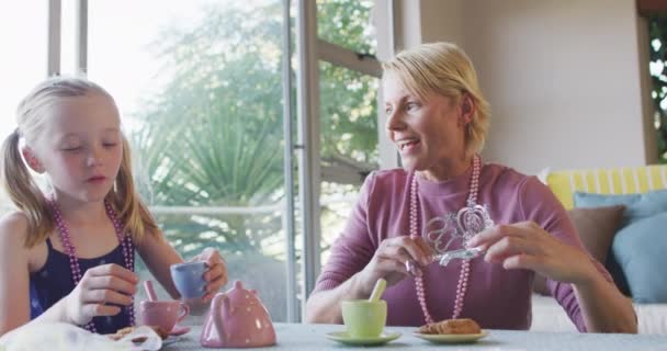 Mujer Caucásica Feliz Disfrutando Tiempo Familia Con Hija Casa Juntos — Vídeo de stock