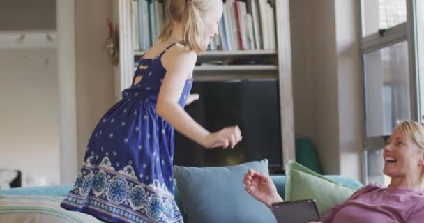 Mulher Caucasiana Feliz Desfrutando Tempo Família Com Sua Filha Casa — Vídeo de Stock