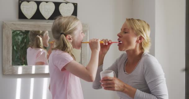 Mujer Caucásica Feliz Disfrutando Tiempo Familia Con Hija Casa Juntos — Vídeos de Stock