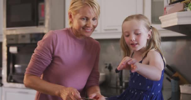 Gelukkig Blanke Vrouw Genieten Van Familie Tijd Met Haar Dochter — Stockvideo