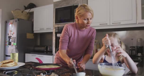 Kafkasyalı Mutlu Bir Kadın Kızıyla Birlikte Evde Vakit Geçiriyor Yemek — Stok video