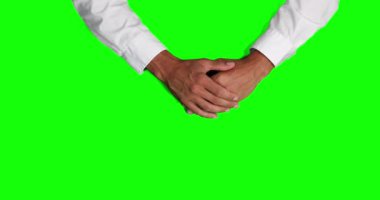 Beyaz gömlekli beyaz bir iş adamının el ele tutuşup yeşil ekran arka planda çalışmalarını açıklarken orta kısımda görüntüsü var..