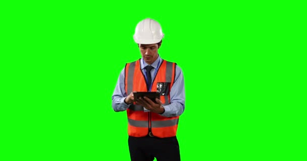 Přední Pohled Bělocha Helmě Vestě Vysokou Viditelností Používající Tablet Zeleném — Stock video
