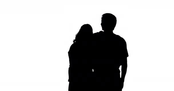 一个女人和一个男人站在一起 抱着并指向白色背景的两个黑色轮廓的后视镜 — 图库视频影像
