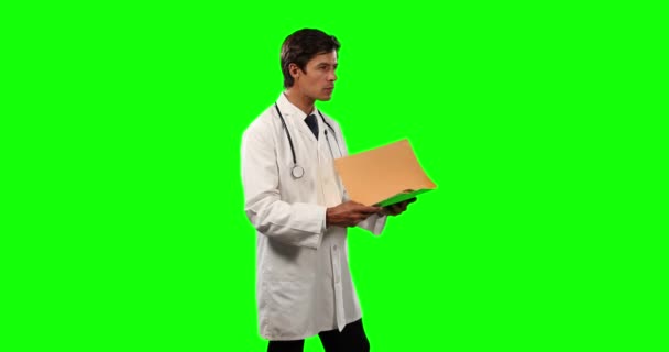Бічний Вид Кавказького Лікаря Лабораторному Пальто Стетоскопі Тримає Папку Зеленому — стокове відео