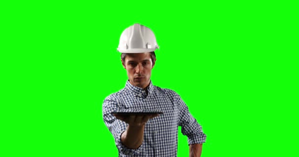 Вид Спереди Кавказского Инженера Архитектора Белом Шлеме Рубашке Держащего Перед — стоковое видео