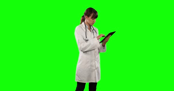 Πλευρική Άποψη Καυκάσιας Γυναίκας Γιατρού Που Φοράει Εργαστηριακή Ποδιά Και — Αρχείο Βίντεο