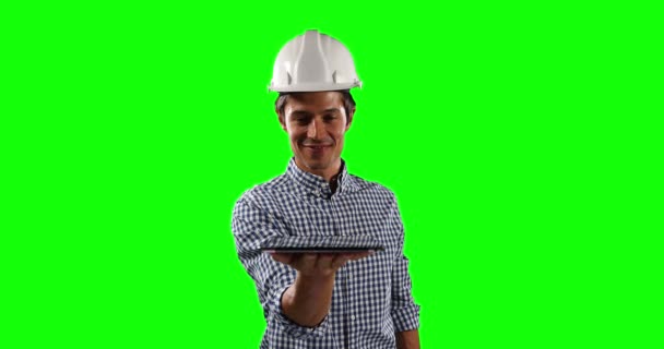 Вид Спереди Кавказского Инженера Архитектора Белом Шлеме Рубашке Держащего Перед — стоковое видео