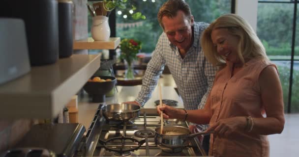 Pareja Mayores Caucásicos Disfrutando Tiempo Casa Pie Cocina Cocinando Pasta — Vídeos de Stock