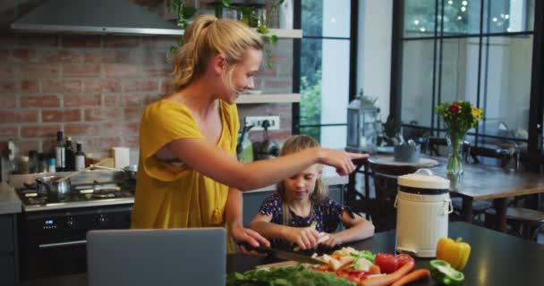 Ragazza Caucasica Godendo Suo Tempo Casa Piedi Con Madre Cucina — Video Stock