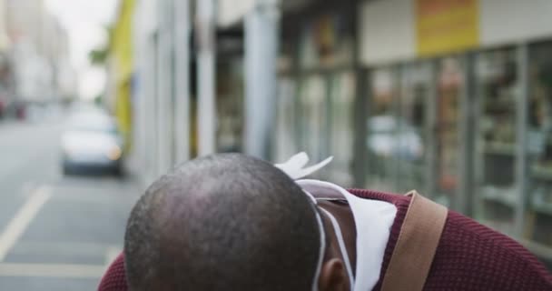 Hombre Afroamericano Por Las Calles Ciudad Durante Día Con Una — Vídeo de stock