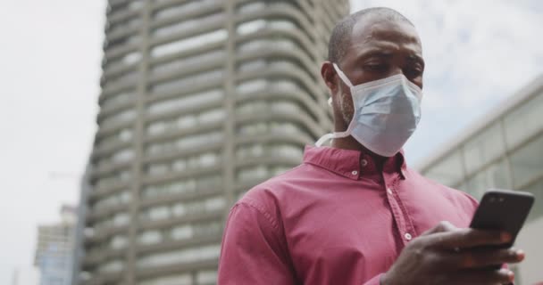 Afrika Kökenli Amerikalı Bir Adam Gün Boyunca Şehir Sokaklarında Hava — Stok video