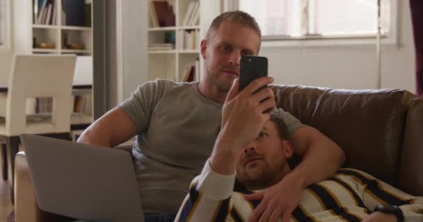 Heureux Couple Masculin Même Sexe Caucasien Relaxant Maison Dans Leur — Video