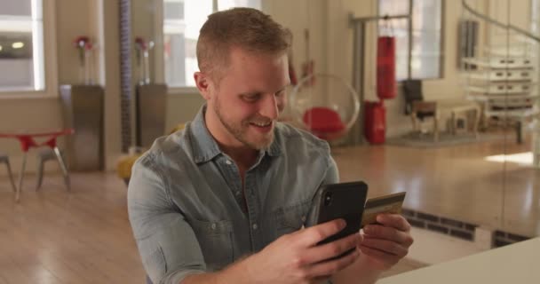 Homme Caucasien Détendre Maison Dans Son Salon Utilisant Son Smartphone — Video
