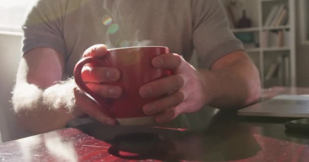 Midden Een Blanke Man Thuis Zijn Woonkamer Zittend Aan Een — Stockvideo