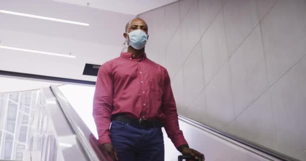 African American Man Bär Ansiktsmask Mot Luftföroreningar Och Covid19 Coronavirus — Stockvideo