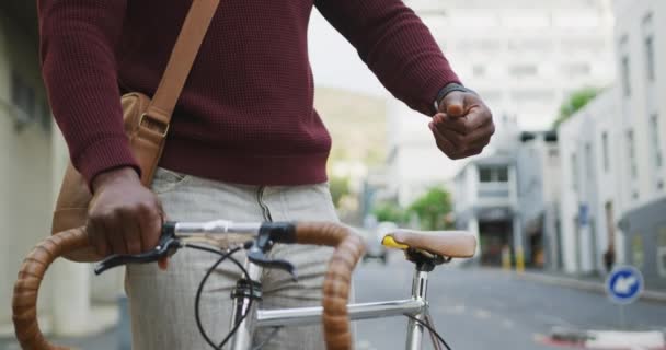 African American Man Out City Streets Day Wearing Face Mask — Stock Video