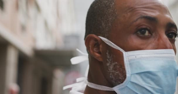 African American Man Out City Streets Day Wearing Face Mask — Stock Video