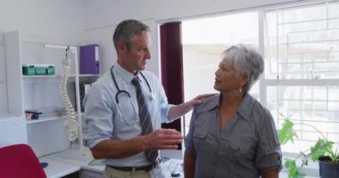 Kafkas erkek doktor, Coronavirus covid19 salgını sırasında yaşlı bir melez kadın hastaya tedavi detaylarını anlatıyor..