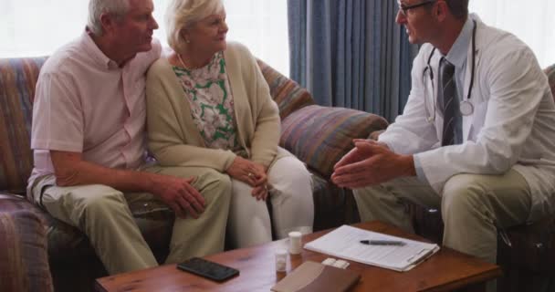 Ältere Kaukasische Paare Verbringen Die Zeit Hause Zusammen Sitzen Auf — Stockvideo