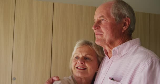 Oudere Kaukasische Paar Tijd Doorbrengen Samen Thuis Glimlachen Omarmen Sociale — Stockvideo