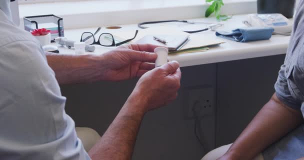 Kafkas Erkek Doktorunun Bir Huzurevinde Coronavirus Covid19 Salgını Sırasında Üst — Stok video