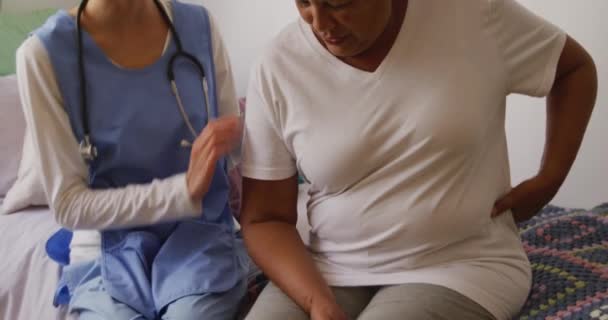 Huzurevindeki Yatağında Oturan Coronavirus Covid19 Salgını Sırasında Sırtını Kontrol Eden — Stok video