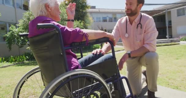 Kaukasischer Arzt Der Einem Altenheim Arbeitet Interagiert Mit Einer Älteren — Stockvideo