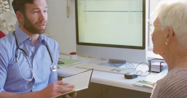 Medico Caucasico Sesso Maschile Con Camicia Blu Stetoscopio Che Lavora — Video Stock