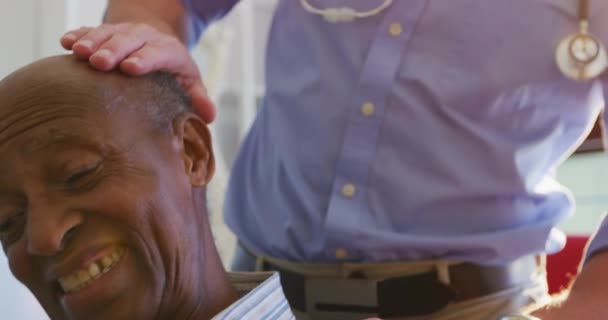 Biały Lekarz Niebieskiej Koszuli Stetoskopie Pracujący Domu Spokojnej Starości Badający — Wideo stockowe